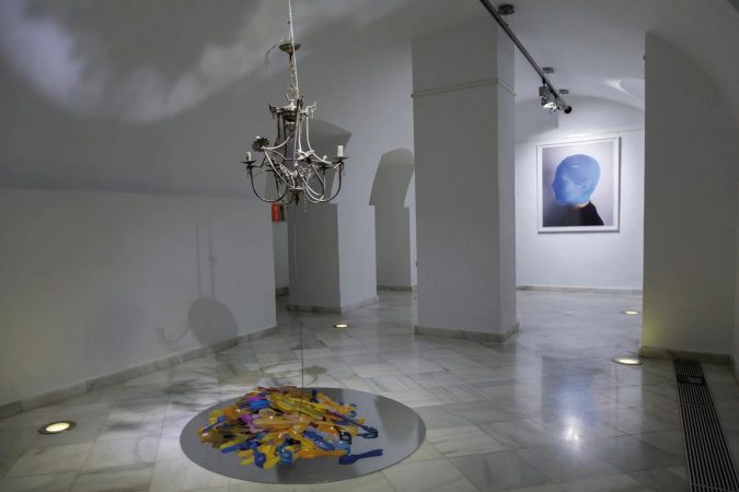 El salón de las cucharas Instalación. Resina de poliéster, PVC, lámpara. Medidas variables. 2018  (Foto de la instalación DesignioEstudio)